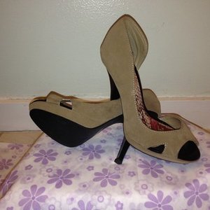 Beige heels 7  is being swapped online for free