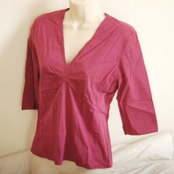 Banana Republic v-neck top S is being swapped online for free