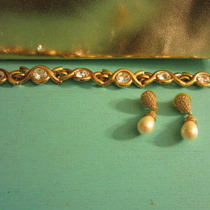 gold bracelet and earrings is being swapped online for free