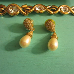 gold bracelet and earrings is being swapped online for free