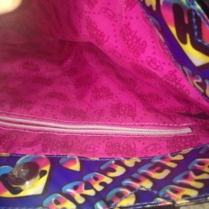 Nwot colorful harajuku lovers bag is being swapped online for free