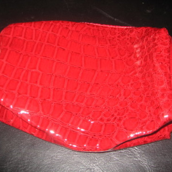 Estee Lauder Cosmetics Clutch is being swapped online for free