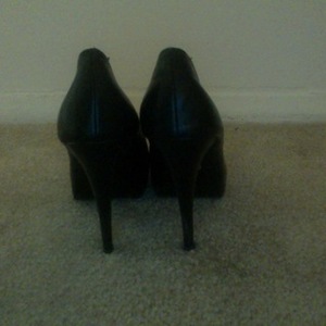 Black Pumps is being swapped online for free