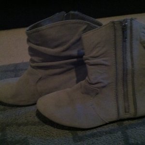 grey booties is being swapped online for free