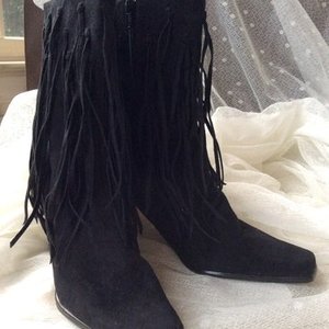 Boutique Fringy Boots is being swapped online for free