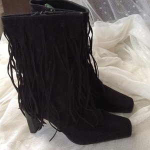 Boutique Fringy Boots is being swapped online for free