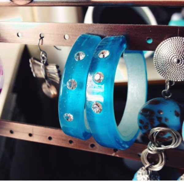 Earrings is being swapped online for free