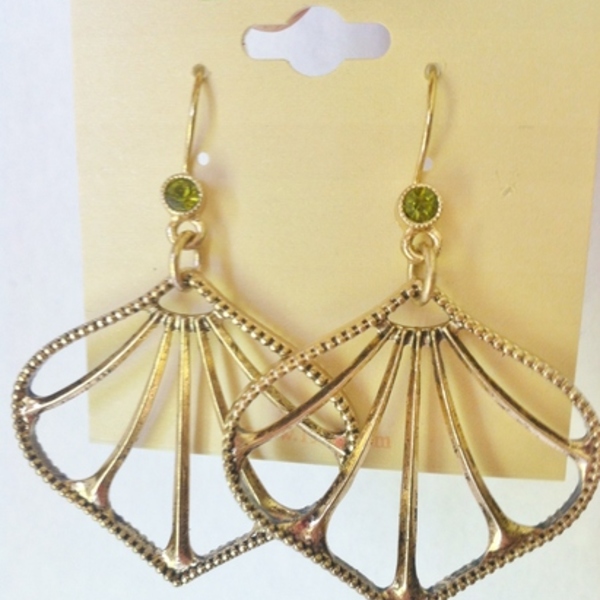 NIP 1928 Brand Earrings is being swapped online for free