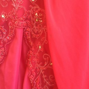 Stunning red gowns is being swapped online for free