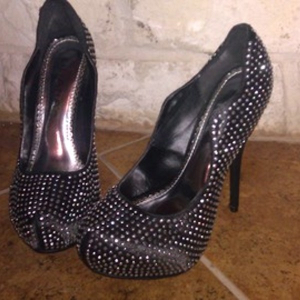 black dimond studed shoes is being swapped online for free
