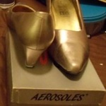 Gold pumps 1" heel size 9 B is being swapped online for free