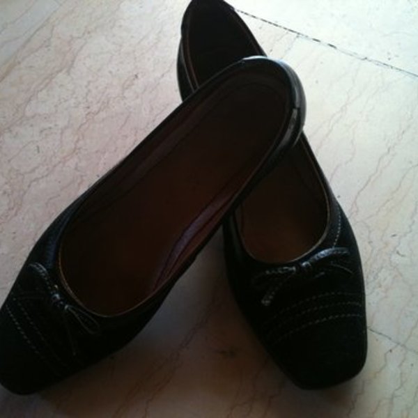 Genuine suede black low heels with little cute bows (size US 6, EU 36, UK 3.5) is being swapped online for free