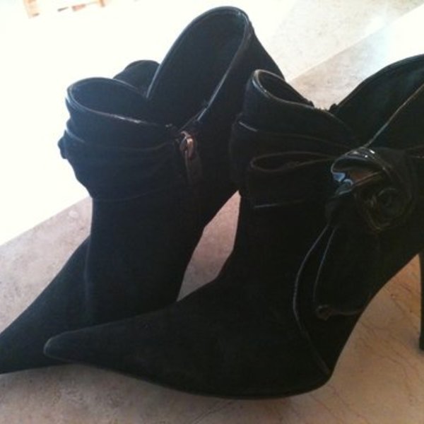 Black suede stilettos with rose-bow size 6.5 (uk 4, EU 37) is being swapped online for free