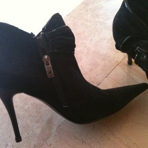 Black suede stilettos with rose-bow size 6.5 (uk 4, EU 37) is being swapped online for free