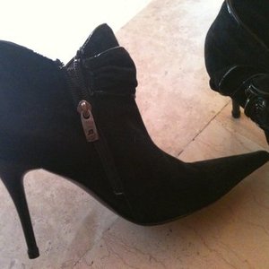 Black suede stilettos with rose-bow size 6.5 (uk 4, EU 37) is being swapped online for free