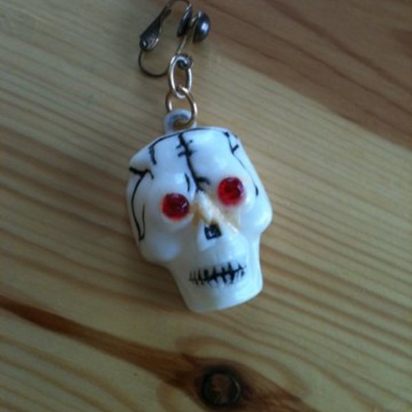 Skullclip-on ear-ring (hole not necessary) is being swapped online for free