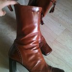 Western-style bright brown leather boots with small fringe decoration is being swapped online for free