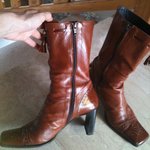 Western-style bright brown leather boots with small fringe decoration is being swapped online for free