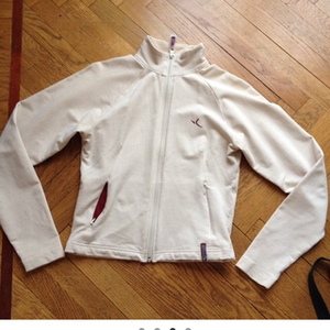 Twin Towers Decathlon sweater xs is being swapped online for free