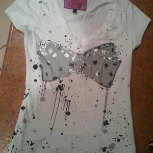 Bow t shirt is being swapped online for free