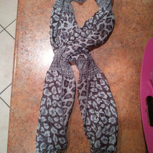 leopard scarf is being swapped online for free