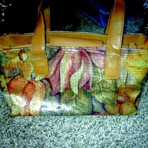 NICE FLORAL DESIGN SONDRA ROBERTS PURSE is being swapped online for free