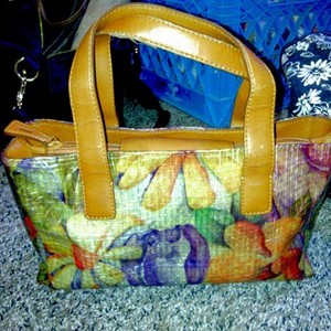 NICE FLORAL DESIGN SONDRA ROBERTS PURSE is being swapped online for free