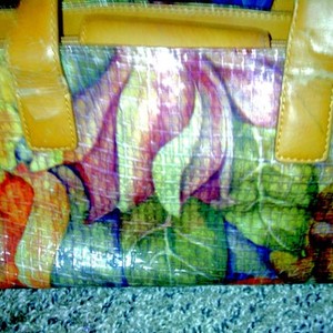 NICE FLORAL DESIGN SONDRA ROBERTS PURSE is being swapped online for free