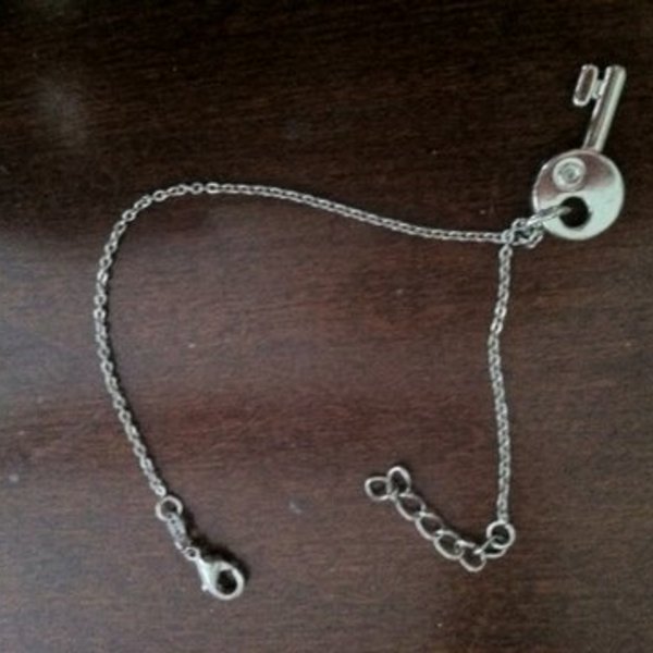 key bracelet w/ real diamond is being swapped online for free