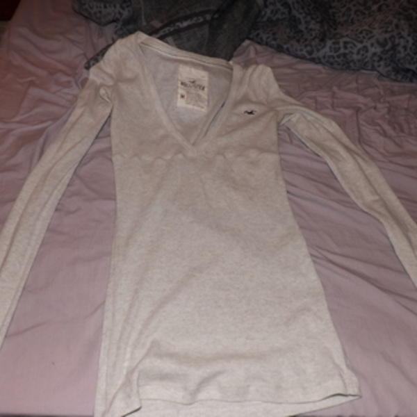 hollister long sleeve shirt is being swapped online for free