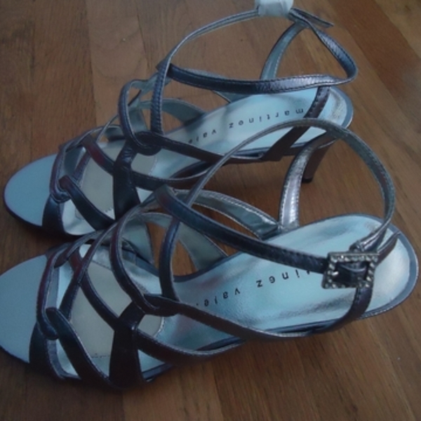 *NEW* Martinez Valero Silver Leather Heels 6.5 is being swapped online for free