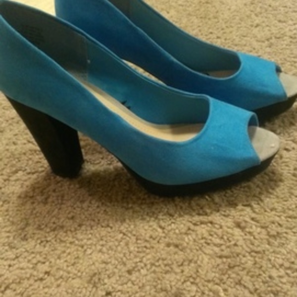 7.5 Turquoise Heels is being swapped online for free