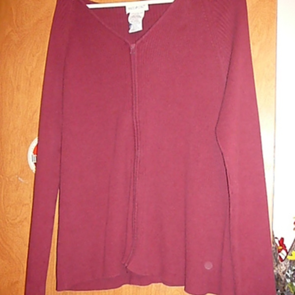 Maroon color Sweater is being swapped online for free