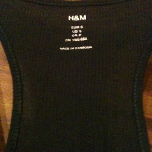 Navy H&M tank is being swapped online for free