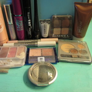 make up lot is being swapped online for free