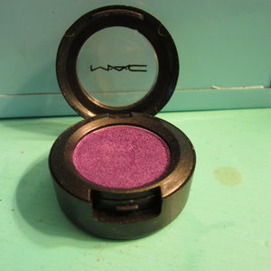 mac eyeshadow  is being swapped online for free