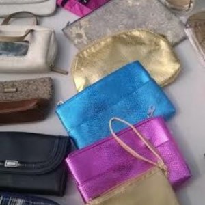 Lot of purses/bags/clutches/wallets is being swapped online for free