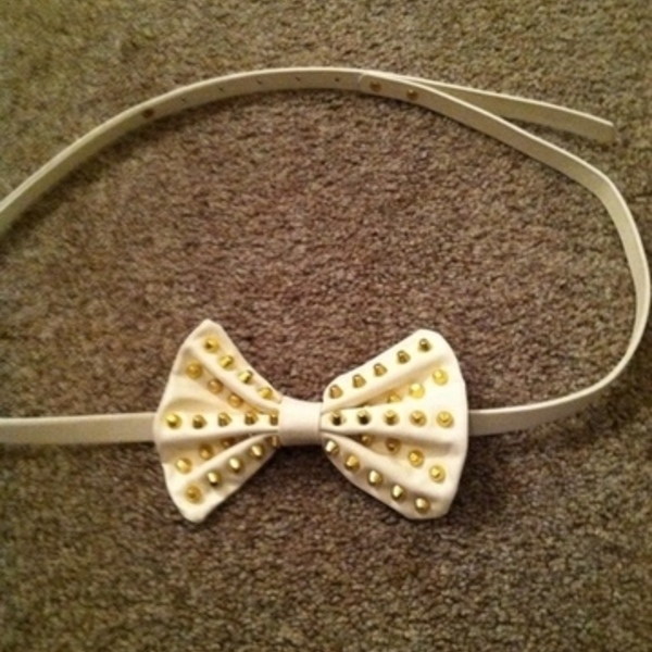 Gold Studded Bow Thin Belt is being swapped online for free