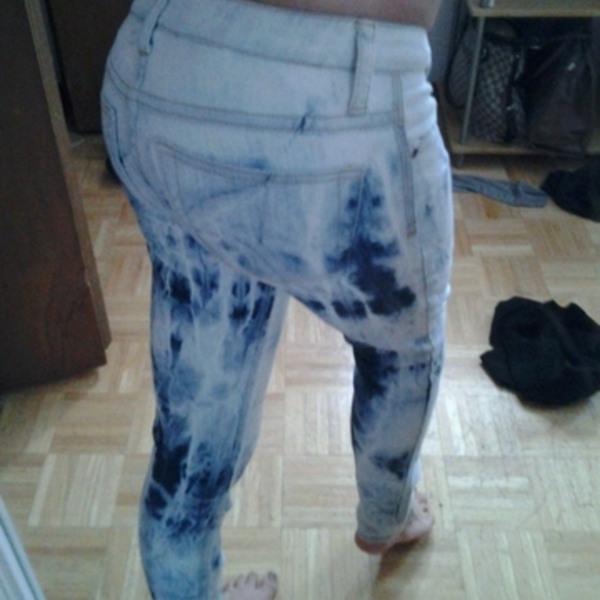 bleached jeans  is being swapped online for free