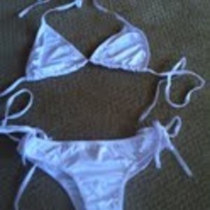 White Scrunchy butt bikini is being swapped online for free