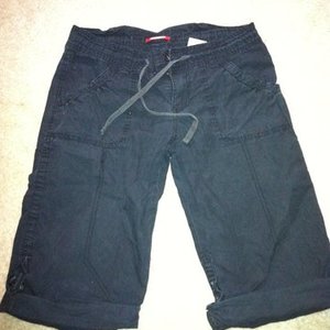 black cargo capris is being swapped online for free