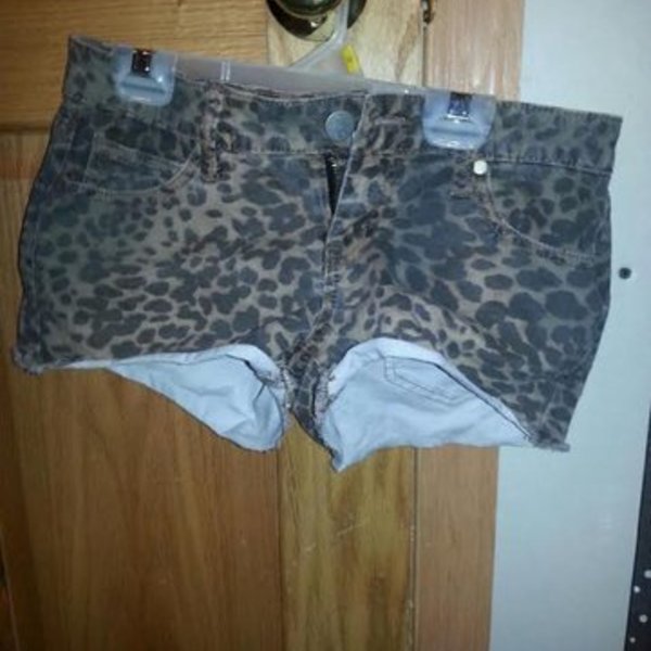 Leopard Jean Shorts is being swapped online for free