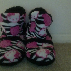 Hello kitty indoor slippers is being swapped online for free