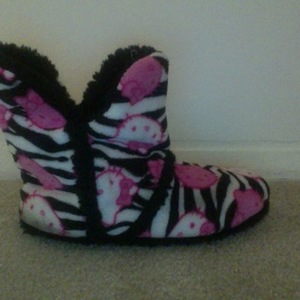 Hello kitty indoor slippers is being swapped online for free