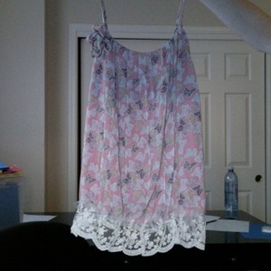 Forever 21 bow lace tank medium is being swapped online for free