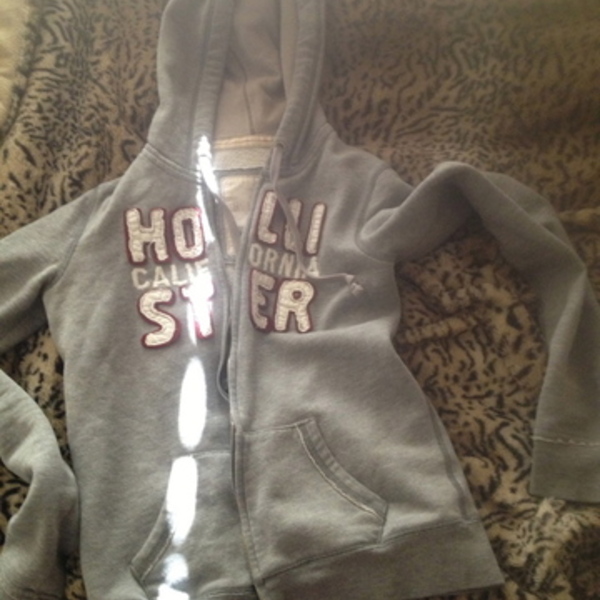 Hollister Zipup Sz S is being swapped online for free