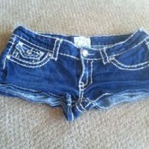 LA IDOL USA short shorts is being swapped online for free