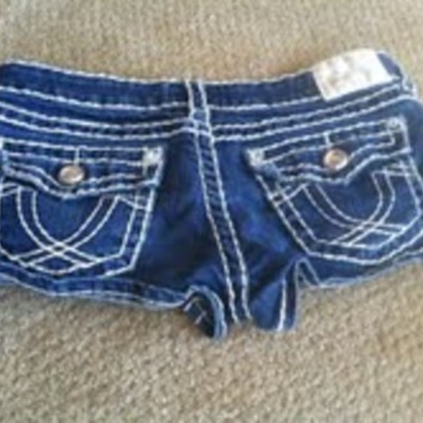 LA IDOL USA short shorts is being swapped online for free