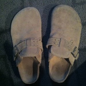 American Eagle clogs is being swapped online for free