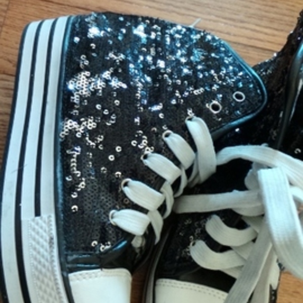 Sequin Sneaker 7 is being swapped online for free